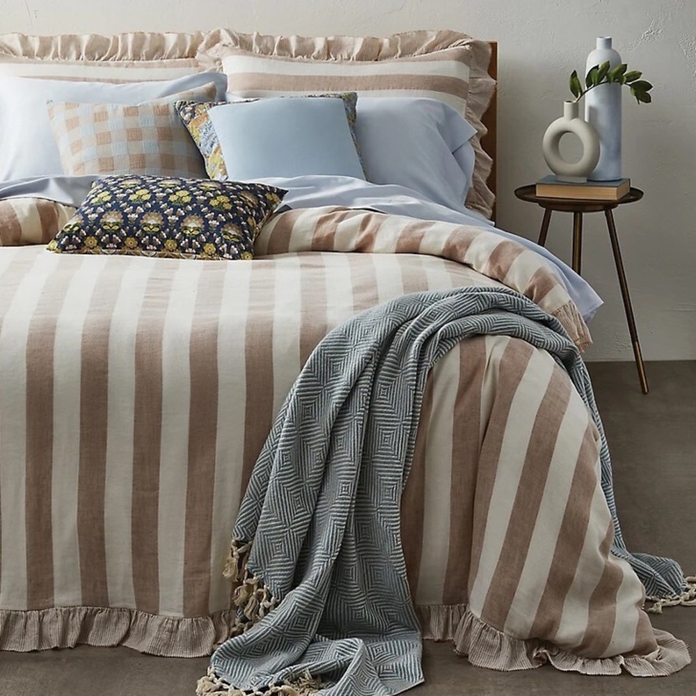 Distinctly Home Lisaro Duvet Cover Set